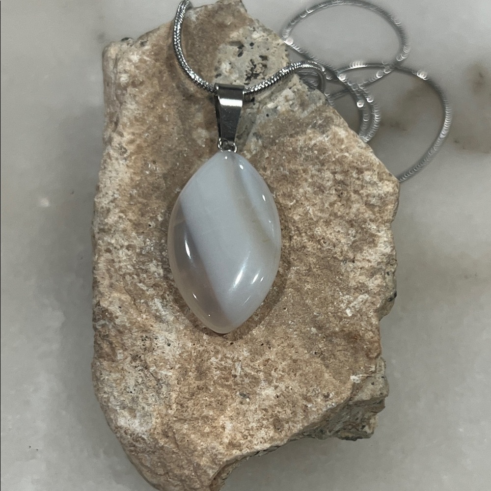 Elegant Silver Agate Stone Pendant Necklace